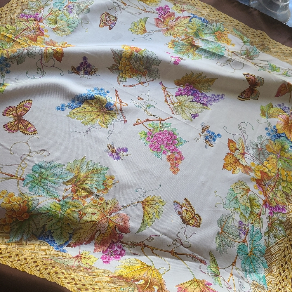 Dead stock Gucci scarf vintage butterfly grapes bees - Picture 3 of 12